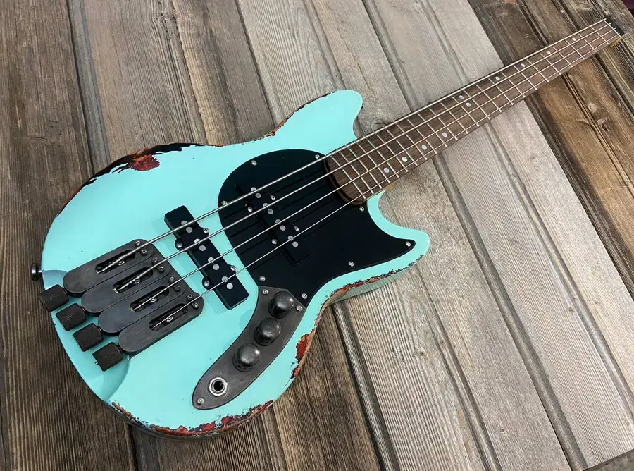 Laika Bass 4 travel bass by Laika Guitars