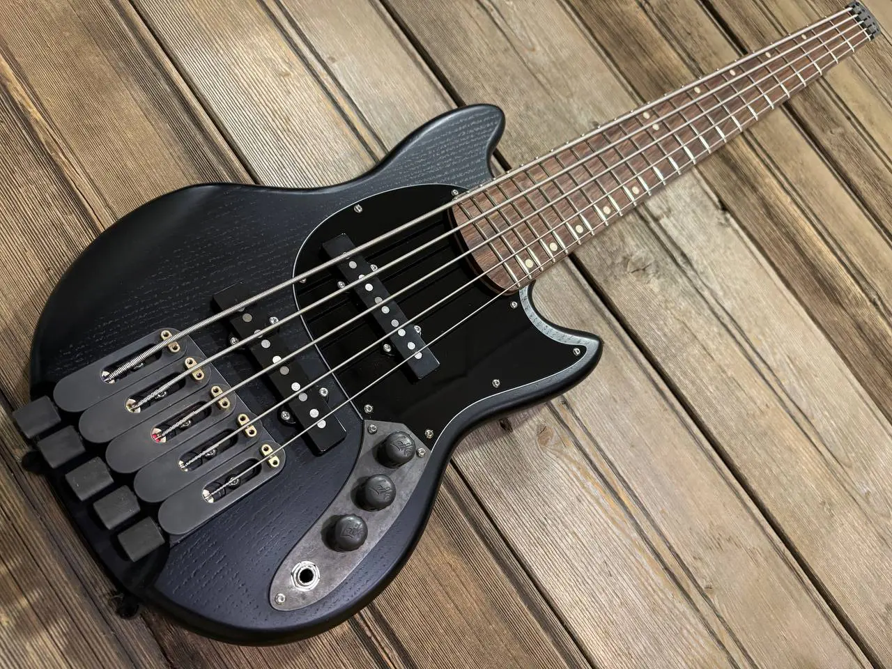 Laika Bass 5, Glossy Black
