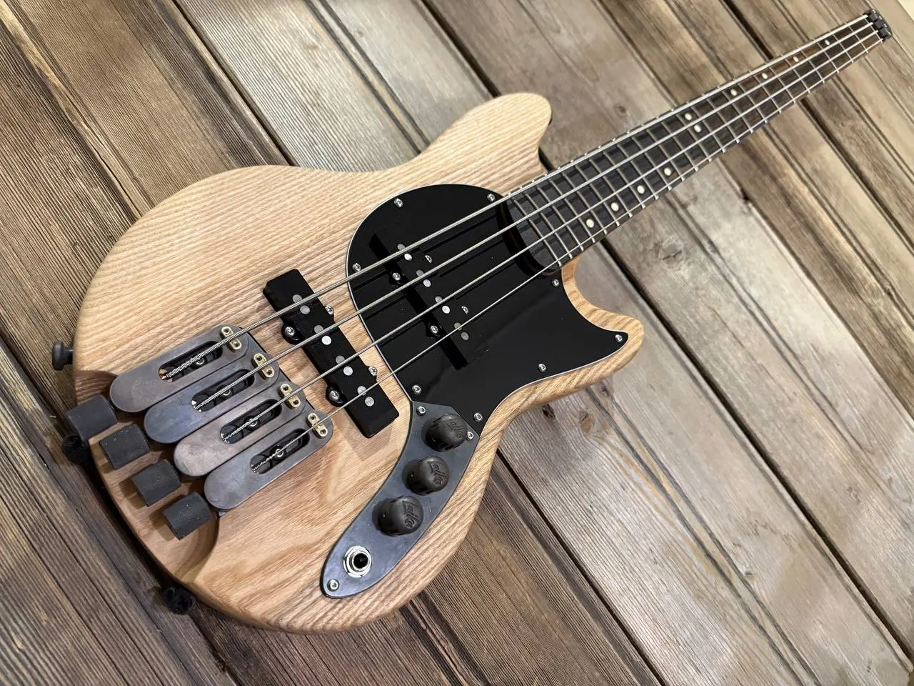Laika Bass 4, Light