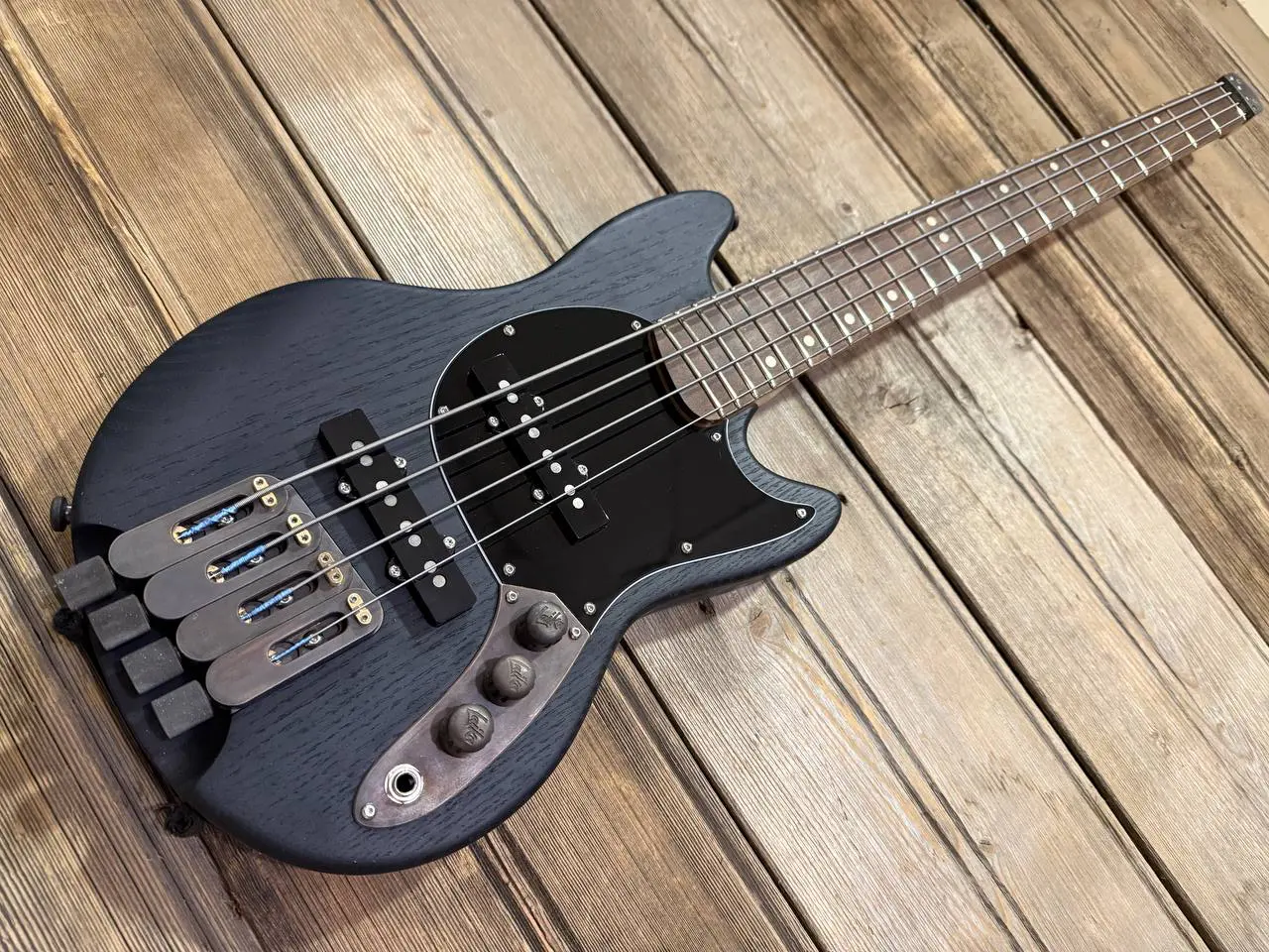Laika Bass 4, Matt charcoal