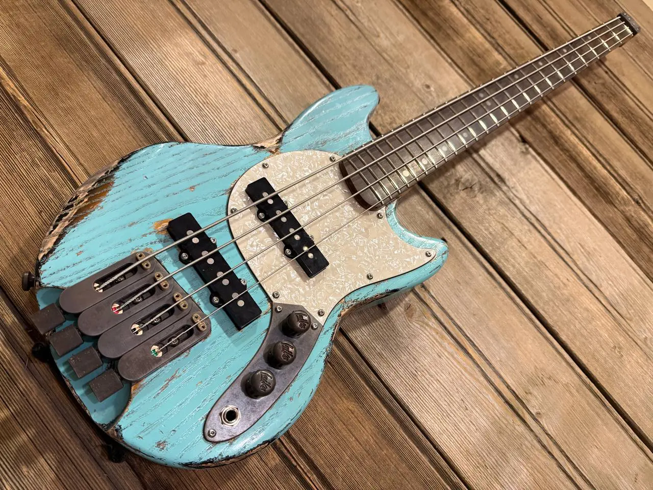 Laika Bass 4, Relic surf green over sunburst