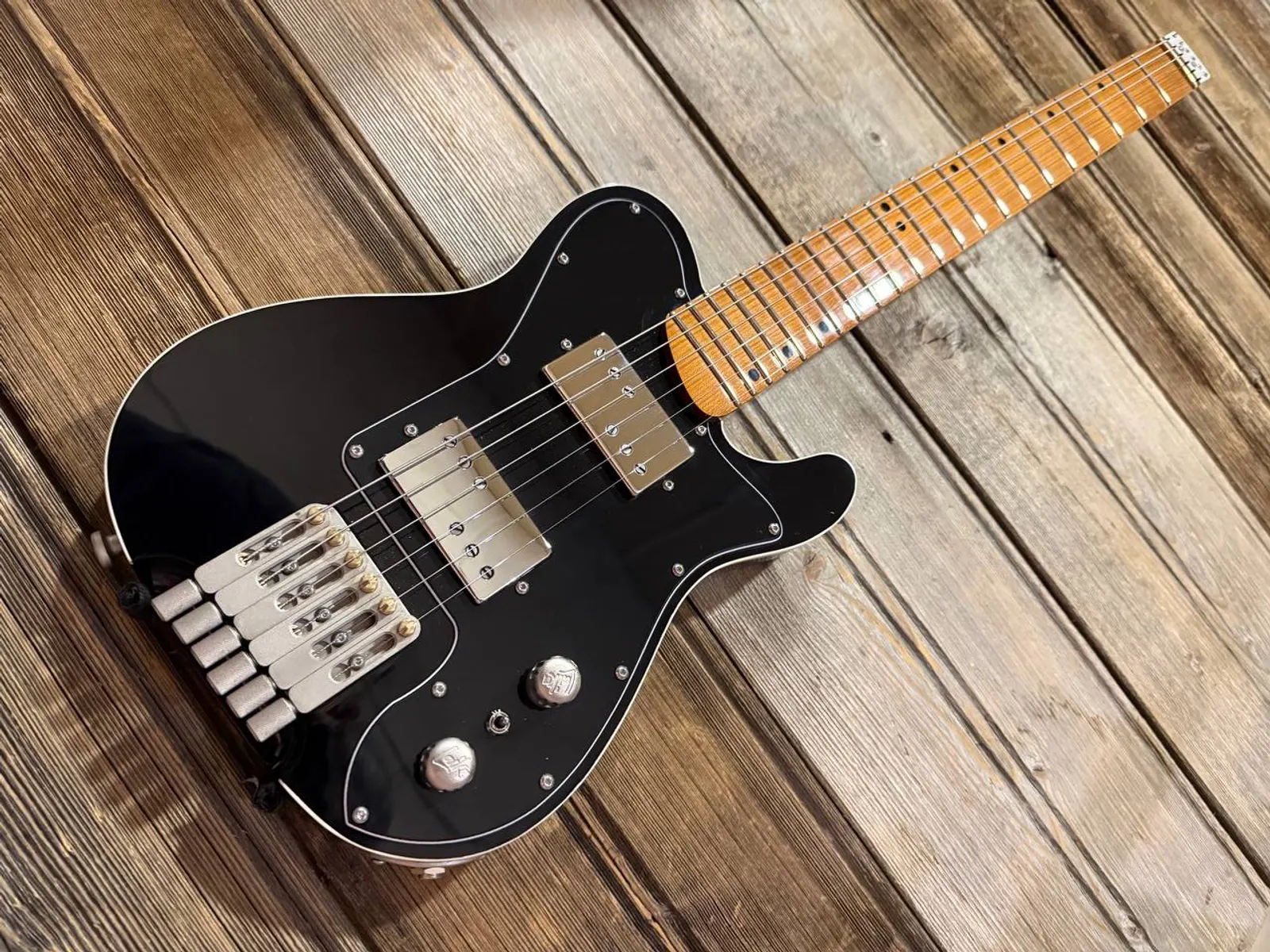 Laika Deluxe, Royal Black, one-piece maple neck