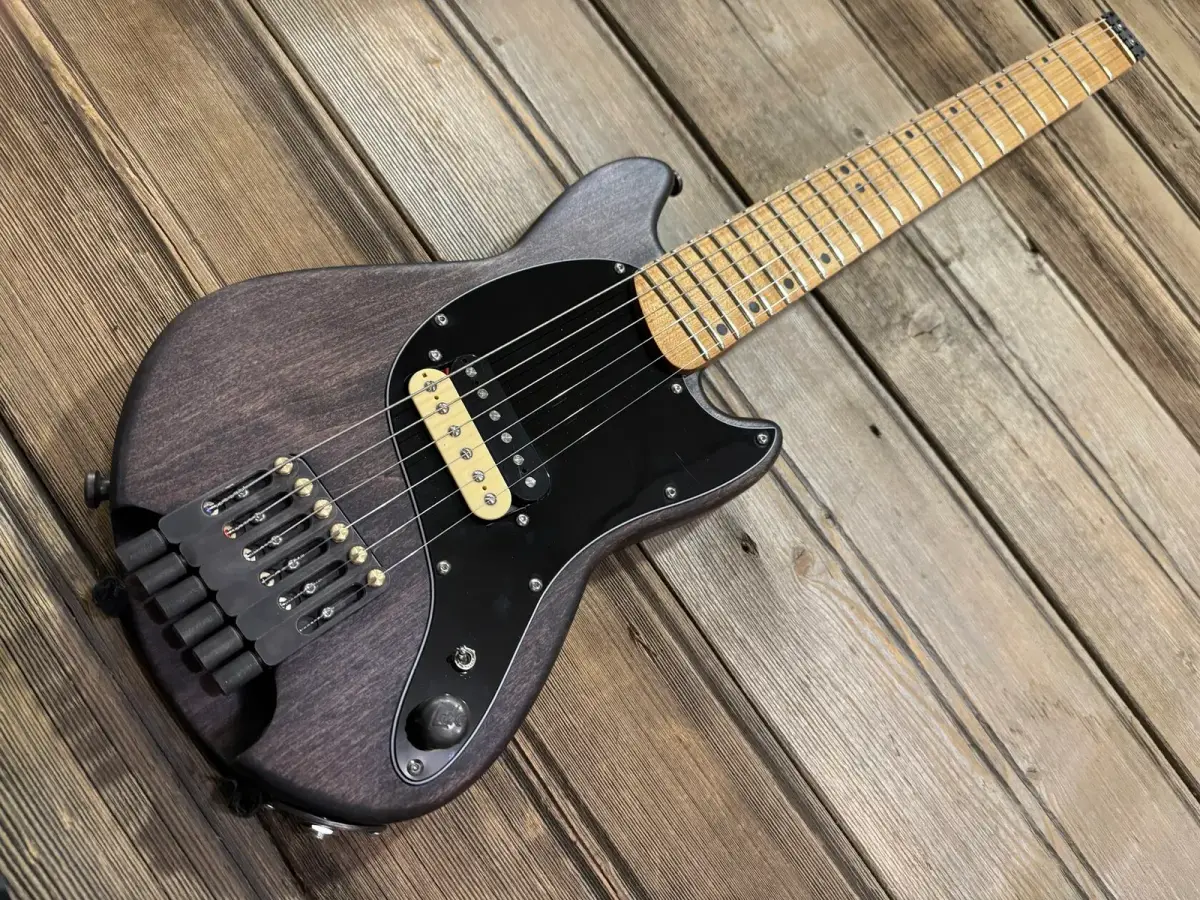 Laika Mustang S travel guitar, main view