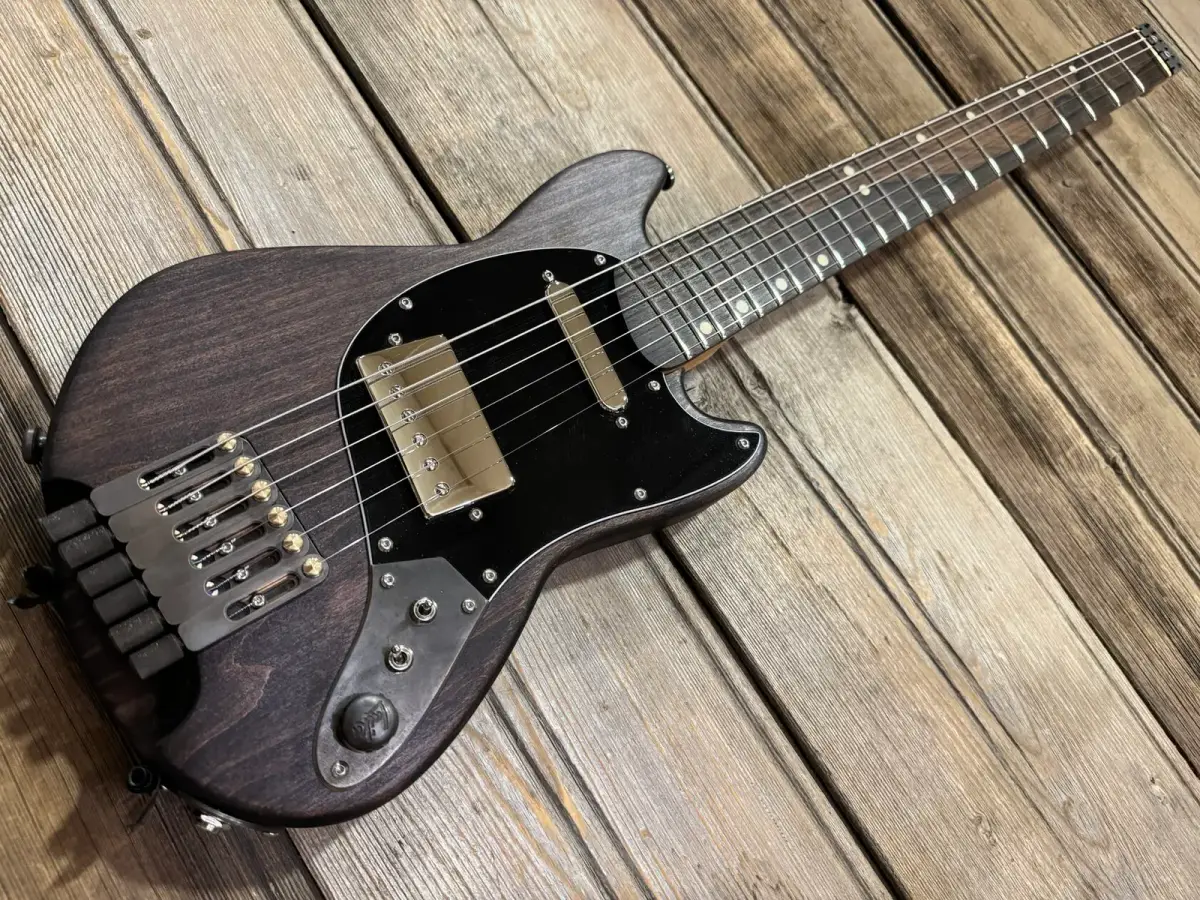 Laika Mustang travel guitar, main view